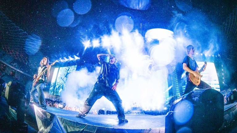 ONE OK ROCK首登高雄世運開唱 「去他的暴雨」陪4.5萬粉濕身狂歡